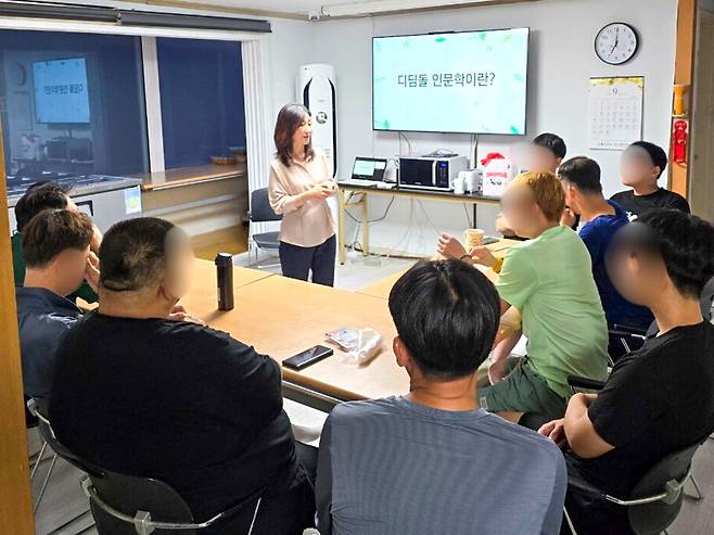 ▲&nbsp;임수정 강사가 지난 5일 수원 노숙인자활쉼터 해뜨는집에서 마음챙김과 자기돌봄에 대해 강의하고 있다./사진제공=책고집