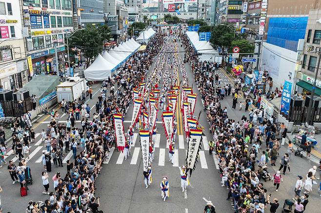 지난 2024년 제28회 부평풍물대축제에서 거리 퍼레이드가 펼쳐지고 있다. 사진=부평구청