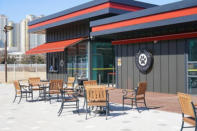 인천 연수구 송도동에 위치한 혜윰공원 반려견놀이터 내 꿈꾸는 카페의 모습. 사진=연수구청