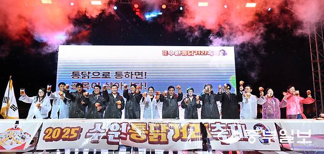 19일 오후 수원시 화성행궁 광장에서 열린 2025 수원통닭거리축제 개막식에서 최윤정 중부일보 대표이사와 이재식 수원시의회 의장, 양승억 행궁문화거리 상인회장을 비롯한 내빈들이 치킨과 맥주를 들고 개막 퍼포먼스를 하고 있다. 노민규기자