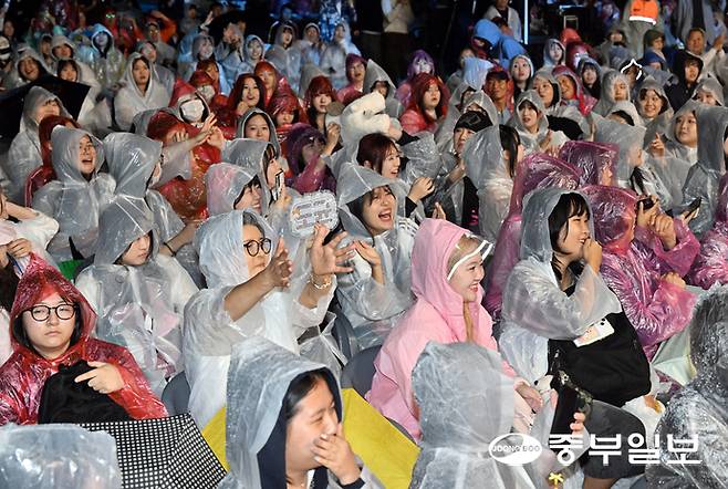 시민들이 축하 무대를 즐기고 있다. 김경민기자