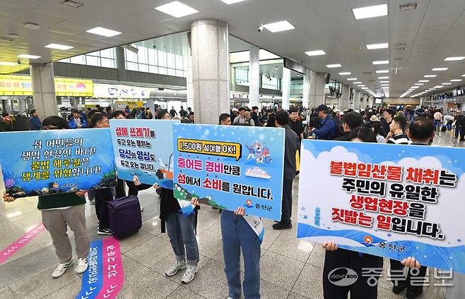 '인천 i바다패스' 정책으로 인천 섬 지역을 찾는 관광객이 급증하고 있는 가운데 지난 5월 27일 인천시 중구 인천항 연안여객터미널에서 옹진군 공무원들이 섬을 찾는 관광객들에게 쓰레기 되가져오기와 불법임산물 채취 금지 캠페인을 벌이고 있다.정선식기자