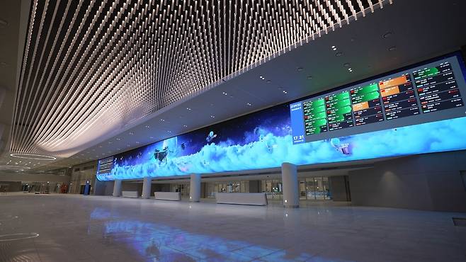 인천공항 제2여객터미널 4단계 확장지역 입국장에 설치된 비행정보 디스플레이 시스템.