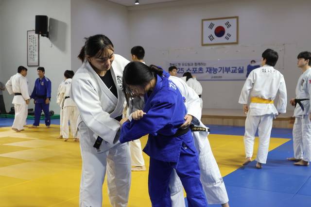 ▲ 도청 유도선수팀이 지난 20일 남궁유도회관에서 2025 스포츠재능기부교실을 열고 참가자들과 호흡을 맞추고 있다./충북체육회 제공