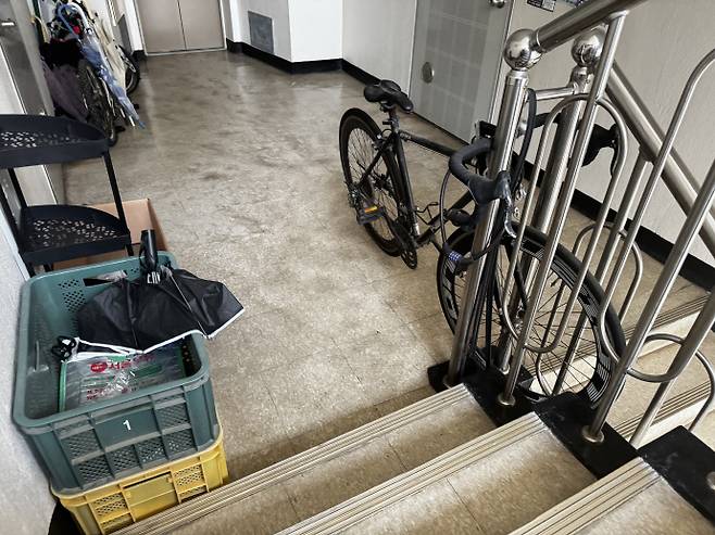 21일 광주 서구 풍암동 A아파트. 15층 높이 아파트 계단 곳곳에 불법 적치물이 널브러져 있었다. /임지섭 기자 ljs@namdonews.com