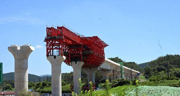 전남도내 주요 철도 사회간접자본(SOC) 사업이 지자체 간 이견, 문화재 발굴 등 갖은 이유로 늦춰지고 있다. 무안국제공항 활성화의 한 축으로 꼽히는 호남고속철도 2단계(광주송정~나주~무안국제공항~목포) 사업 건설 현장.  /나명주 기자 mjna@kwangju.co.kr