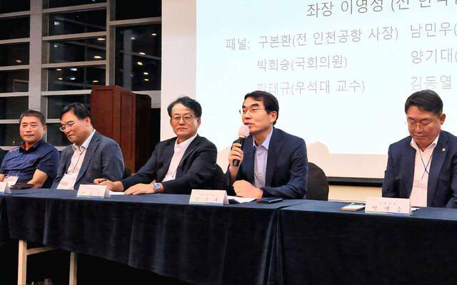 양기대 전 국회의원(사진 오른쪽에서 두번째)이 새만금 동문회사 견학 및 전북발전 토론회에서 발언하고 있다./양 전 의원 제공