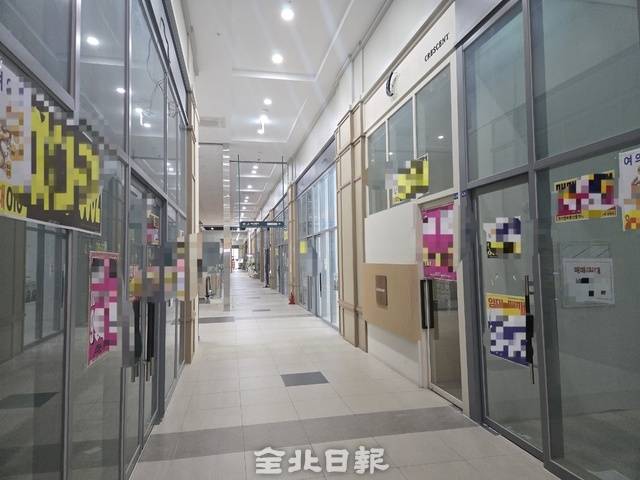 전주 혁신도시의 한 대형상가 점포들에 임대자를 모집하는 현수막이 붙어있다. 김경수기자