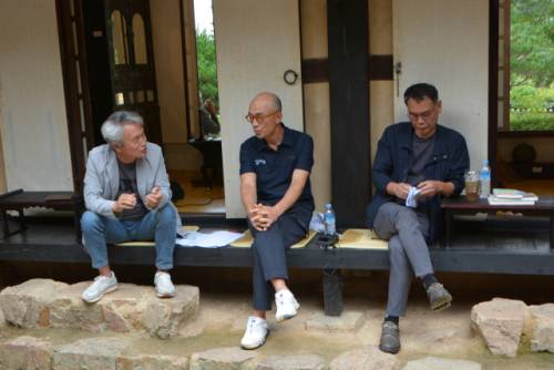 ◇ ‘문학으로 춘천읽기’ 토크콘서트가 김도연 소설가, 박제영 시인을 초청한 가운데 지난 19일 김유정문학촌에서 열렸다. 오석기기자