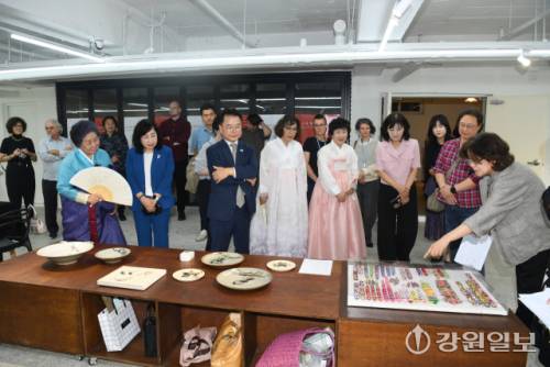 춘천,화천작가와 독일작가 미술전시가 지난 19일 춘천 소락재 갤러리에서 육동한 춘천시장을 비롯한 참여작가들이 참석한 가운데 열렸다. 양국 작가들은 DMZ방문과 한국작가들의 작업실을 방문하며 창작교류 및 문화 다양성을 겸험했다. 김남덕기자