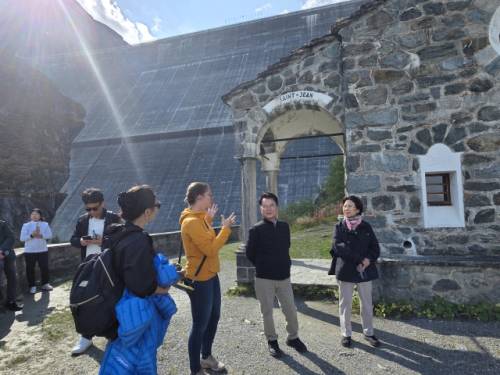 ◇육동한 춘천시장은 21일(현지 시간) 유럽 최대 수력 발전 댐이자 관광시설을 갖춘 스위스 그랑데디상스댐을 방문, 시설 현황을 살폈다. 육동한 시장이 댐 건설 당시 근로자들이 쓰던 교회 예배당을 보고 있다. 스위스 발레=정윤호기자