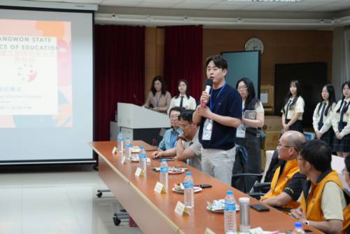 대만 타오위안시립평진고등학교(桃園市立平鎮高級中等學校)를 방문한 ‘2025 강원 교육정책 발굴 학술연수단’. 연수단 일원인 엄익수 춘천 유봉여고 교사가 질문을 하고 있다.