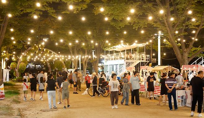 지난 8월 22일부터 9월 13일까지 울산 태화강국가정원에서 운영한 '울산의 밤, 스토리 야시장' 2차 시즌 모습. 울산매일 포토뱅크