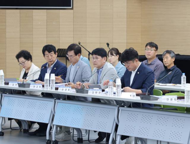 인삼축제보고회자리에서 시의원들이 영주장날 농특산물 축제 병합 추진에 반발하고 있다. 영주시 제공