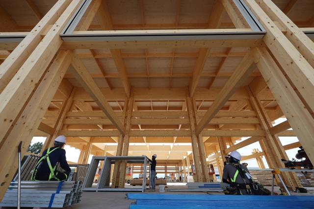 21일 경북 경주시 경주국립박물관에서 언론인 초청 APEC 현장 준비상황 설명회가 열린 가운데 APEC 정상회의 만찬장 조성 공사가 진행되고 있다. 연합뉴스