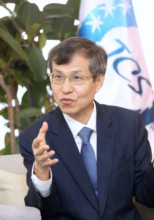 이희섭 TCS 사무총장은 한국과 일본, 중국 등 이웃 3국은 생활·경제공동체로서 저출산 고령화, 도심 재생, 황사 등 여러 문제 해결에 협력해야 한다고 강조했다. 이무성 객원기자