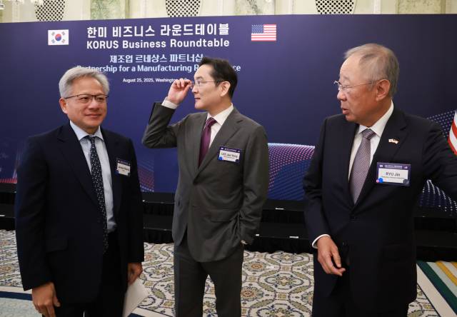 이재용 삼성전자 회장, 류진 한경협 회장, 젠슨 황 엔비디아 최고경영자가 지난달 25일(현지시간) 미국 워싱턴DC 윌라드 호텔에서 열린 한미 비즈니스 라운드 테이블에 참석하고 있다. 연합뉴스