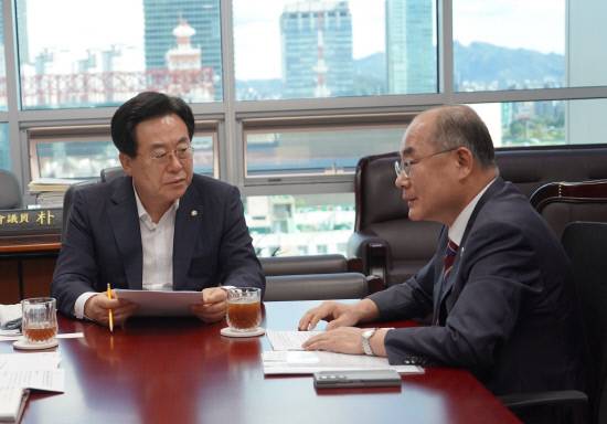 박상웅 의원이 지난 19일 국회의원 회관에서 최재원 부산대학교 총장을 만나, 최근 부산대 밀양캠퍼스 학과 폐지·인원 축소 사태와 관련해 강력 항의했다.