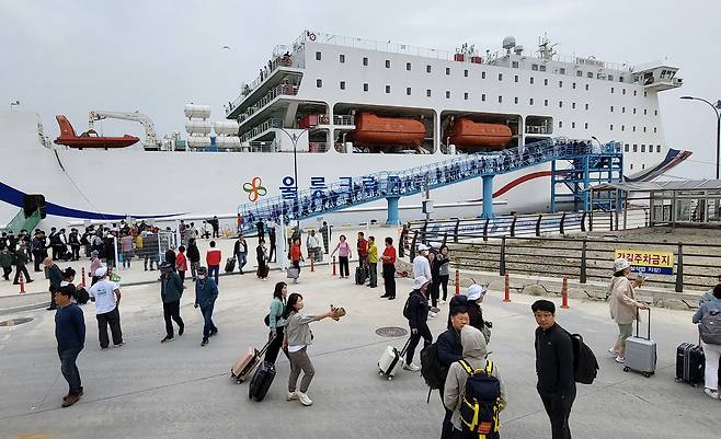 울릉크루즈를 이용해 울릉도를 찾은 관광객/김두한 기자