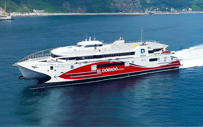 지난 4월부터 운항이 중단된 엘도라도 익스프레스호. 세계에서 가장 빠른 여객선으로 승객 970명을 실을 수 있다. /김두한 기자