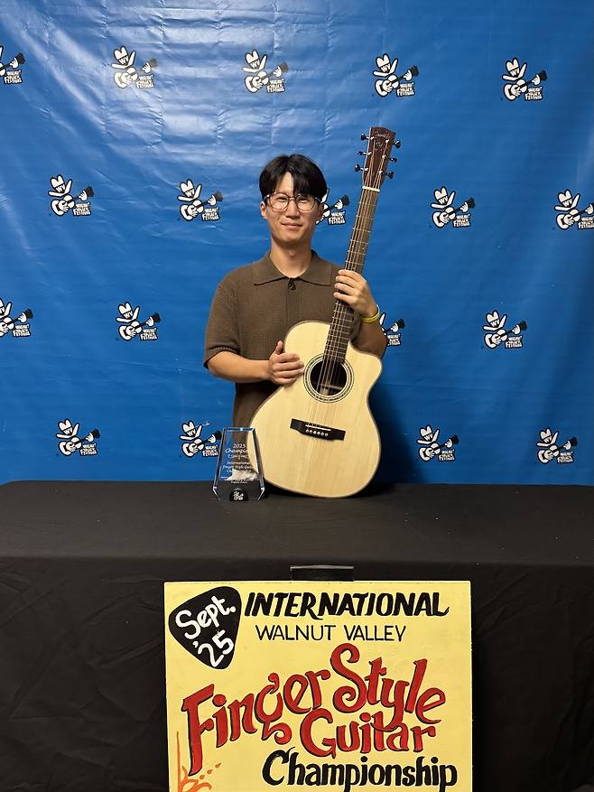 ‘제53회 월넛 밸리 페스티벌 2025 국제 핑거스타일 기타 챔피언십 대회’에서 1위를 차지한 포항 출신 기타리스트 김화종씨(30·미국 버클리 음대 4학년)가 기타를 들고 포즈를 취했다. /독자 제공