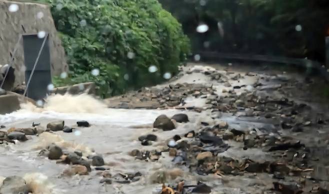 집중호우로 토사가 섬일주도로로 유입되고 있다. /김두한 기자