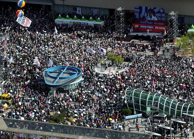 국민의힘이 정부의 야당탄압과 독재정치를 규탄하며 21일 오후 대구 동대구역 광장에서 5년 8개월 만의 장외투쟁에 나섰다. 장동혁 대표를 비롯한 지도부와 국회의원, 당원들이 규탄 구호를 외치고 있다. /이용선기자 photokid@kbmaeil.com