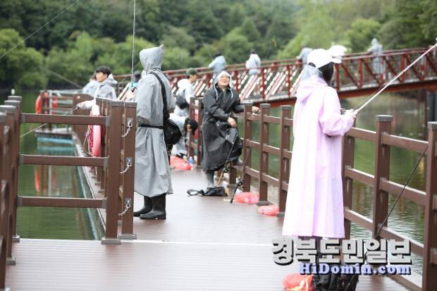 빗속에서도 조사들이 배스 낚시에 몰두하고 있다.사진=유재영 기자