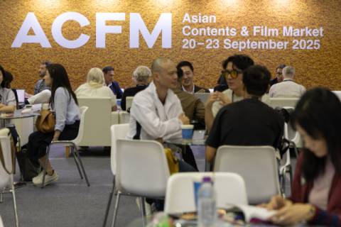 콘텐츠 비즈니스 업계 관계자들이 20일 부산 해운대구 벡스코에서 열린 제20회 ACFM에 참여해 이야기를 나누고 있다. 정성운 인턴기자