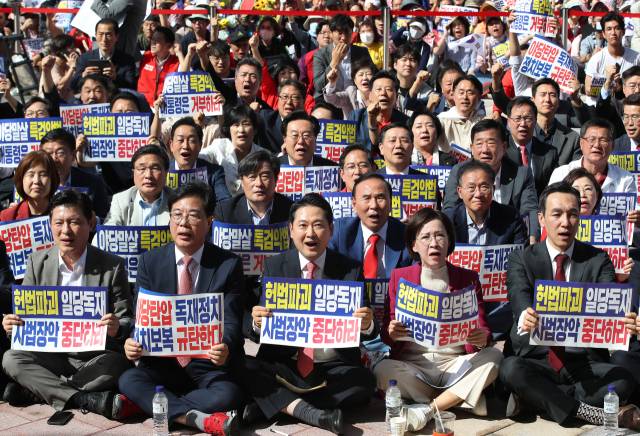 같은 날 국민의힘 장동혁 대표와 송언석 원내대표를 비롯한 국민의힘 관계자들이 대구 동구 동대구역 광장에서 열린 야당탄압·독재정치 국민 규탄대회에 참석해 구호를 외치고 있다. 연합뉴스