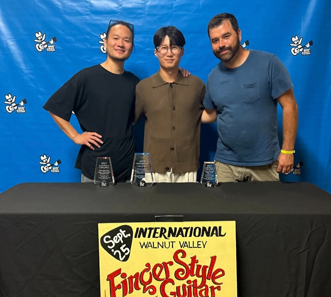 ▲ 김화종(31· 버클리음대 4년·사진 가운데) 핑거 기타리스트가 지난 19일(미국 현지시간 18일) 미국 캔자스주 윈필드에서 개최된 '53회 월넛 밸리 페스티벌 2025 국제 핑거스타일 기타챔피언쉽 대회'에서 1위를 차지한 후 수상자들과 기념촬영한 모습. 경북일보 독자 제공