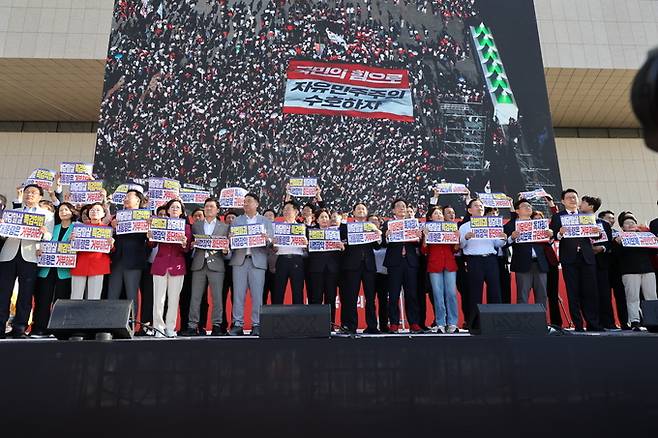 ▲ 국민의힘 장동혁 대표, 송언석 원내대표를 비롯한 지도부와 의원들이 21일 오후 대구 동구 동대구역 광장에서 야당탄압,독재정치 국민규탄대회를 벌인 가운데 국민의힘 의원들이 구호를 외치고 있다.김영환 기자 yhk@kyongbuk.com