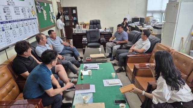 (사)한국후계농업경영인 성주군연합회 회원들이 참외 종자가격 인상조치에 강력히 반발하며 대책회의를 하고 있다. 이홍섭 기자