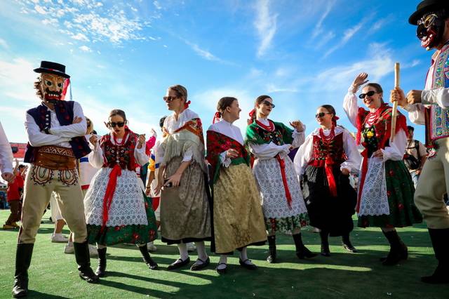 '2024 안동국제탈춤페스티벌'. 외국 관광객들의 참여는 이제 보편화됐다. 안동시 제공
