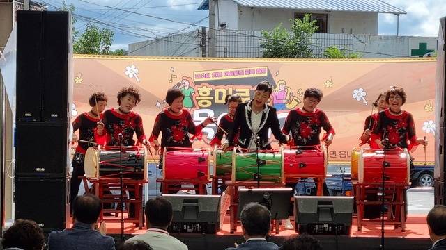 '어슬렁길 골목축제'가 열린 지난 20일. 의흥전통시장에 마련된 공연장에서 의흥면 고고장구팀이 축제의 흥을 돋구고 있다. 장구 공연은 절로 박수갈채를 자아냈으며, 관람객들의 어깨를 들썩이게 만들었다. 배철한 기자