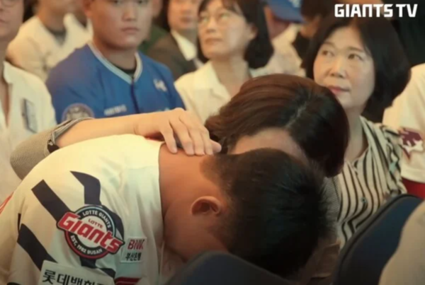 롯데에 지명받은 뒤 한참 동안 얼굴을 들지 못한 김화중(사진=자이언츠 TV 화면)