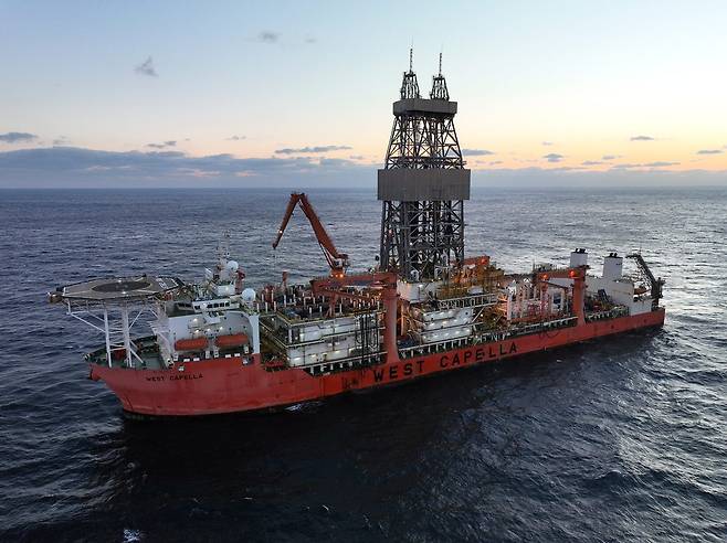 지난해 12월부터 올해 2월까지 동해 '대왕고래' 1차 시추에 나섰던 웨스트카펠라 호 전경.(사진제공=한국석유공사)
