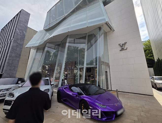 서울 강남구 청담동에 위치한 루이비통 플래그십 스토어 외관. 람보르기니 등 슈퍼카들이 매장 앞에 주차돼 있다. 레스토랑 입장은 매장을 통과해 4층으로 올라간 뒤 가능하다. (사진=한전진 기자)