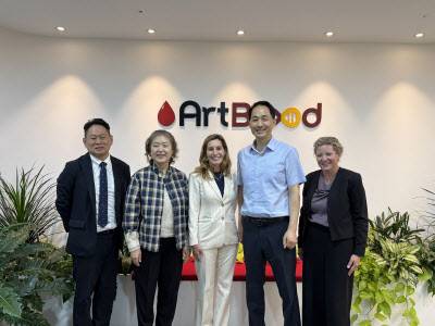 아트블러드는 최근 글로벌 과학기업 써모피셔 사이언티픽(Thermo Fisher Scientific)과 인공혈액 대량생산을 위한 협력 방안을 논의했다. 사진 왼쪽부터 한국 써모피셔 한준성 전문, 석수진 대표, 아트블러드 배경동 이사, 써모피셔 사이언티픽 다니엘라 크램프 바이오프로덕션그룹 총괄 부회장(Senior Vice President), 사라 헤네먼 세포배양그룹 총괄 부사장(Vice President). (사진=아트블러드)
