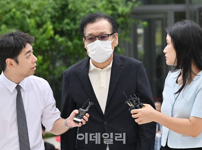 ‘건진법사‘ 전성배 씨가 지난달 18일 오전 서울 종로구 KT광화문빌딩 웨스트에 마련된 김건희 특검 사무실에 출석하고 있다. 이날 특검은 윤석열 전 대통령 부인 김건희 여사와 김 여사의 ’집사‘로 알려진 김예성 씨를 동시에 소환했다. (사진=공동취재)