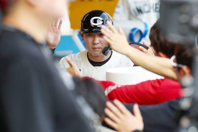 SSG랜더스 김성욱이 투런홈런을 때린 뒤 더그아웃에서 동료들로부터 축하를 받고 있다. 사진=SSG랜더스