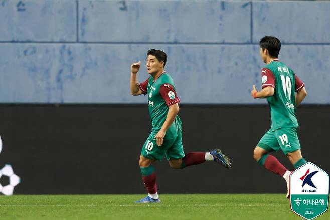 주민규(대전)가 20일 대전월드컵경기장에서 열린 대구와 경기에서 득점한 뒤 ‘건행’ 세리머니를 하고 있다. 사진=한국프로축구연맹