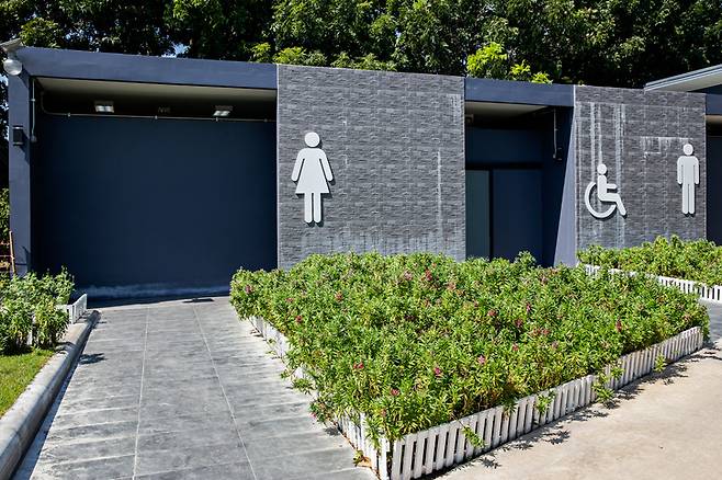 사람이 많이 드나드는 공중화장실보다는 인적이 드문 작은 공원이나 버스정류장에 있는 공중화장실의 청결 상태가 불량할 확률이 더 높은 것으로 지적된다. 청소를 자주 하지 않을 수 있기 때문이다.[사진=게티이미지뱅크]