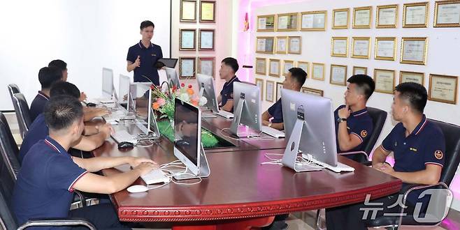 북한 대외선전용 월간지 금수강산 9월호는 전자제품 제조업체인 '푸른하늘 무역회사' 소개하는 기사를 실었다. 사진에 미국 애플사의 데스크탑 PC '아이맥'과 유사한 컴퓨터가 보인다.(금수강산 9월호 갈무리).