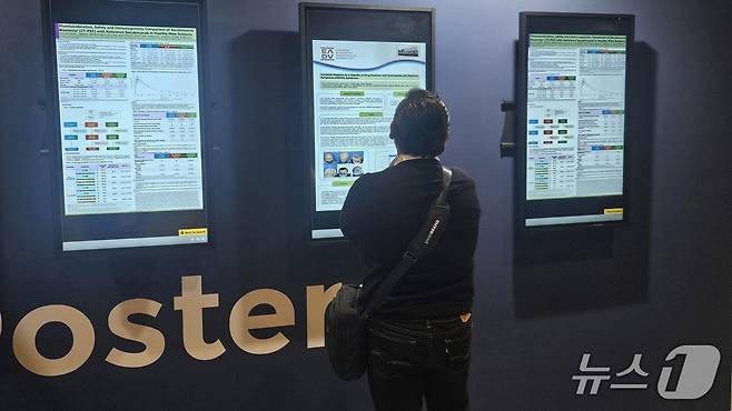 EADV 참가자들이 셀트리온의 포스터를 보고 있다. /사진 = 장도민 기자