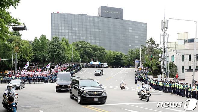 지난 2019년 한국을 찾은 도널드 트럼프 미국 대통령은 서울 용산구에 위치한 그랜드하얏트호텔에서 묵었다. 사진은 트럼프 대통령이 탑승한 차량 행렬이 하얏트 호텔에서 출발해 청와대로 향하는 모습 2019.6.30/뉴스1 ⓒ News1 박정호 기자