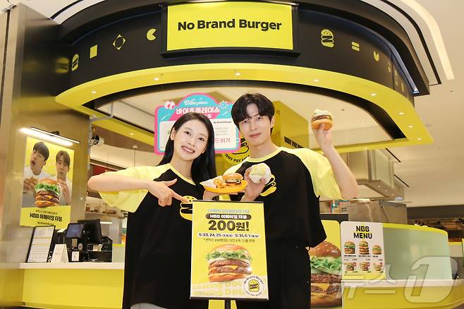 스타필드 수원 노브랜드 버거 팝업 매장에서 모델들이 ‘NBB 어메이징 더블’을 소개하고 있다. (신세계푸드 제공)/뉴스1