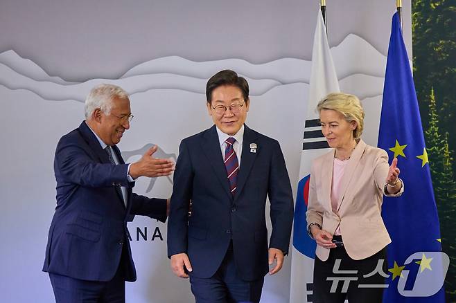 이재명 대통령이 17일(현지 시간) 캐나다 앨버타주 캐내내스키스 주요 7개국(G7) 정상회의장에서 안토니오 코스타(왼쪽) 유럽연합 정상회의 상임의장, 우르줄라 폰데어라이엔 유럽연합 집행위원장과 기념촬영 후 이동하고 있다. (대통령실 제공. 재판매 및 DB 금지) 2025.6.19/뉴스1 ⓒ News1 박지혜 기자