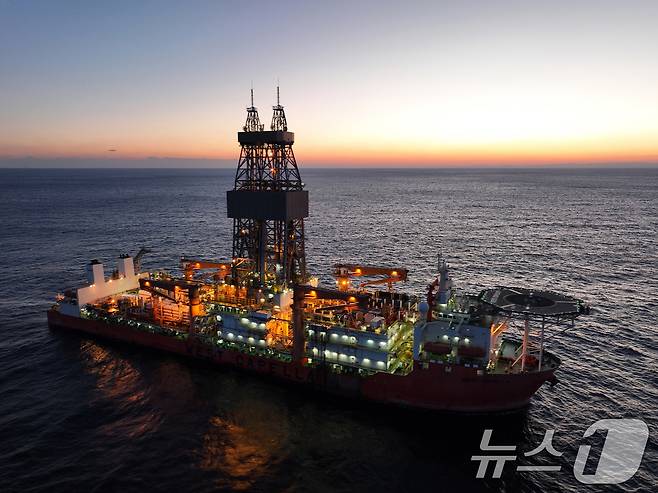 사진은 지난해 12월 시추 지점에 정박해 정확한 시추위치를 조정하고 있는 웨스트카펠라호의 모습. (한국석유공사) 2024.12.20/뉴스1