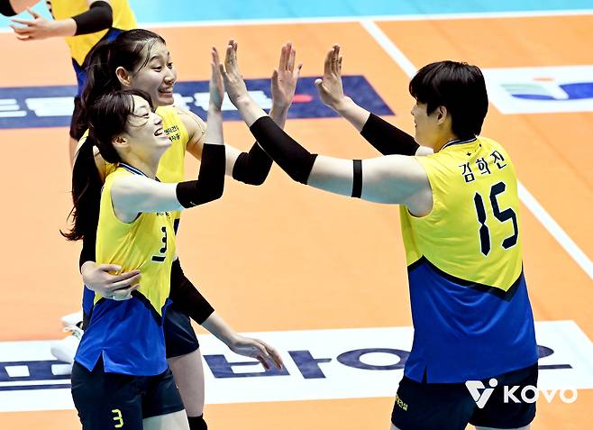 현대건설이 KOVO컵 첫 대회에서 흥국생명을 눌렀다. (KOVO 제공)